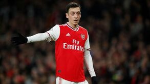 Özil não joga pelo Arsenal desde março mas continua a receber bónus milionários