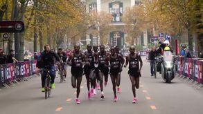 O dia em que Eliud Kipchoge fez história: primeira maratona sub-2 horas foi há um ano