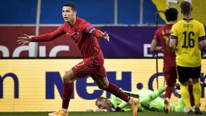 Lineker: «Ronaldo vai livrar-se confortavelmente do vírus tal como faz com os defesas»