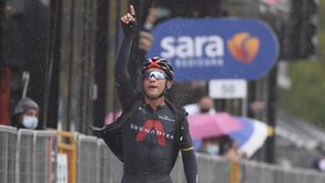 João Almeida mantém camisola rosa no Giro: Jhonatan Narváez vence etapa