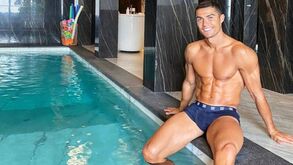 Covid-19 isola Ronaldo mas CR7 não perde a boa disposição com mensagem à beira da piscina