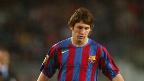 Há 16 anos: Messi fazia a estreia oficial e foi apadrinhado por um português