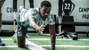 Santos suspende contrato de Robinho seis dias depois de o contratar