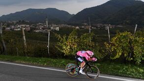 Os últimos metros do contrarrelógio de João Almeida que até surpreenderam Alberto Contador