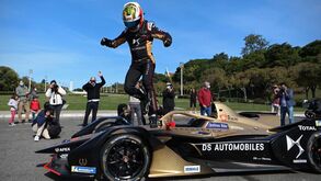 Félix da Costa celebra título da Fórmula E com desfile pelas ruas de Lisboa 