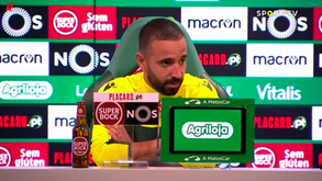 Adepto entrou em campo na Colômbia para agredir jogador... que respondeu e foi expulso!
