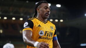 Wolverhampton afugenta tubarões que rondam Traoré e acena com salário chorudo