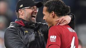 Klopp: «Esperaremos pelo Van Dijk como uma boa mulher espera o marido que está na prisão»
