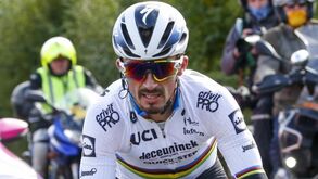 Julian Alaphilippe colidiu com mota e sofreu queda aparatosa 