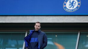 Petr Cech retirou-se há mais de um ano... mas foi inscrito pelo Chelsea na Premier League