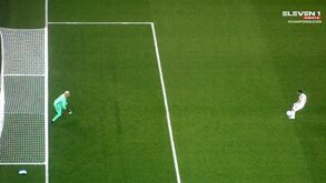 Árbitro mandou repetir penálti e Bruno Fernandes marcou à segunda no PSG-United