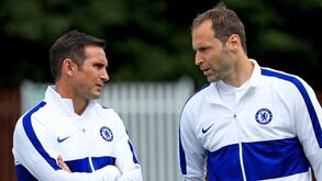 Cech voltou à baliza do Chelsea: O onze dos 'reformados' mais famosos do mundo