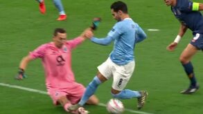 O polémico penálti marcado contra o FC Porto em Manchester