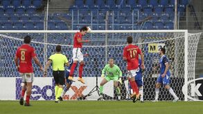 As imagens do show de Darwin: salto estupendo, 'túnel' e emenda à boca da baliza valem hat trick