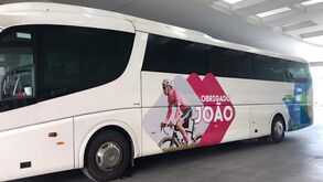 Rodoviária do Oeste homenageia João Almeida nos seus autocarros