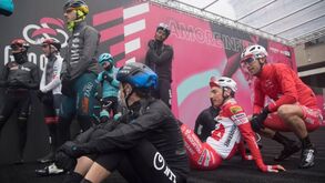 Polémica no Giro: «Comi para fazer 260 km mas a dois minutos da partida só vejo uns 25 ciclistas»
