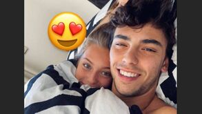 João Félix partilha foto com a namorada na cama: «Acordou com 18 anos hoje»