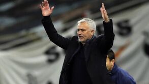 Mourinho: «Ninguém entende como é que uma perna partida dá um penálti contra o FC Porto»