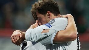 Goretzka em modo Hulk: nem a camisola aguentou a força do alemão