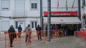 Já há fila na Casa do Benfica no Montijo
