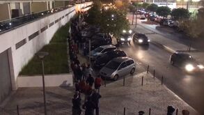 Longas filas junto ao Estádio da Luz