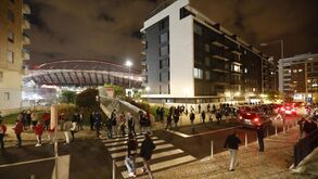 Fila encerrada mas muitos à espera para votar: as imagens em redor do Estádio da Luz
