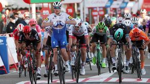 Sprint aos encontrões vale desclassificação de Sam Bennett na Vuelta