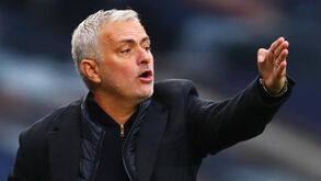 Mourinho arrasa jogadores após derrota: «Agora as minhas escolhas vão ser muito fáceis»