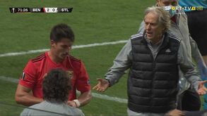 Jorge Jesus agastado com Gabriel no momento da saída do médio