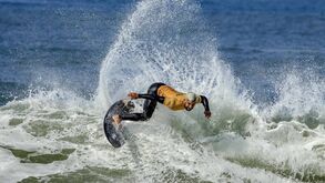 Campeão mundial regressou à Nazaré para surfar ondas gigantes