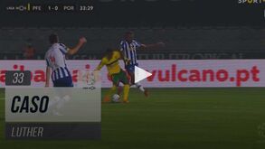 Luther Singh caiu na área do FC Porto e pediu penálti, árbitro mandou seguir