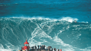 Período de espera da prova de ondas gigantes na Nazaré começa na segunda-feira