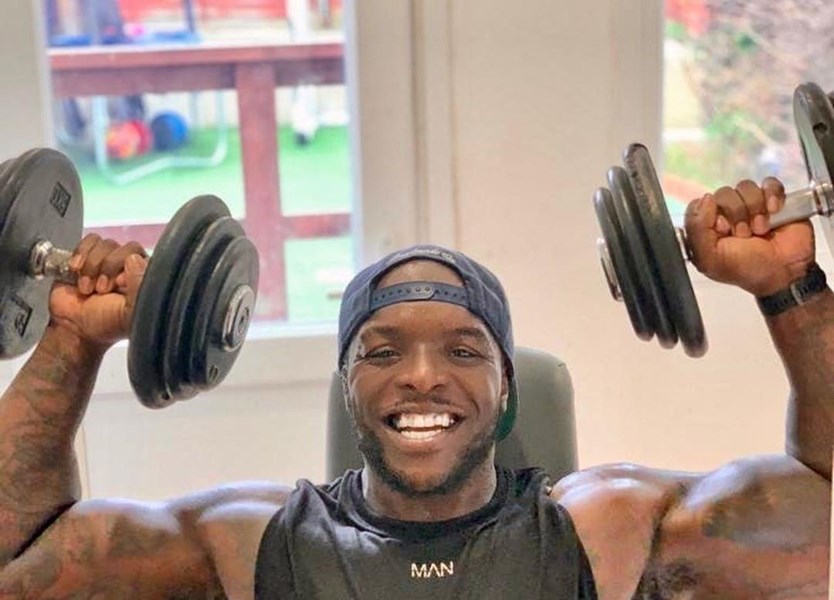 Jogador mais forte do Fifa 21, Akinfenwa pode trocar futebol pelo WWE -  09/10/2020 - UOL Esporte