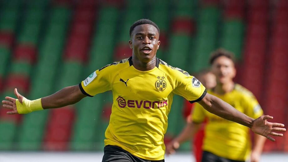 O que estava a fazer com 15 anos? Moukoko vai estrear-se na Champions