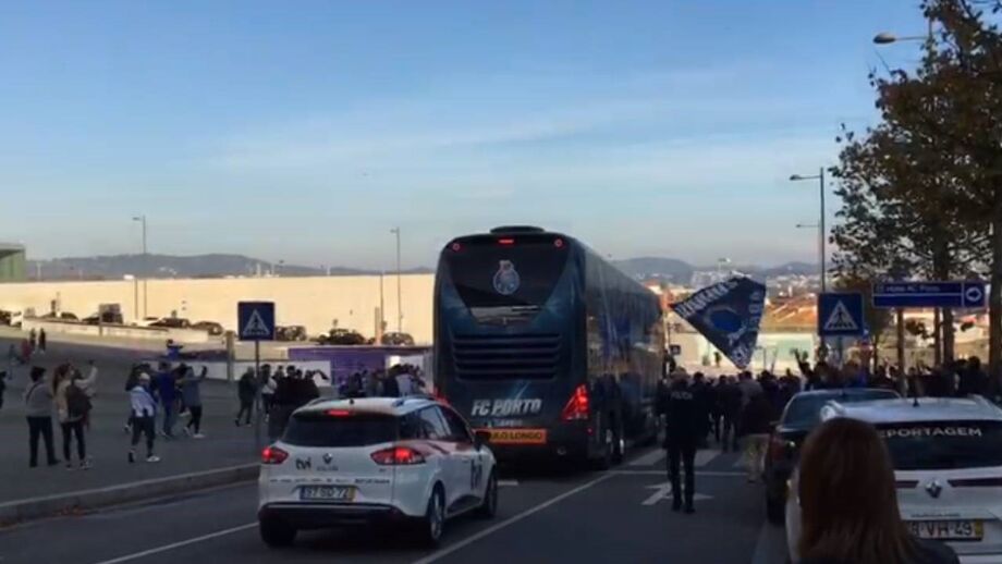 Adeptos do FC Porto apoiam equipa à saída do Dragão