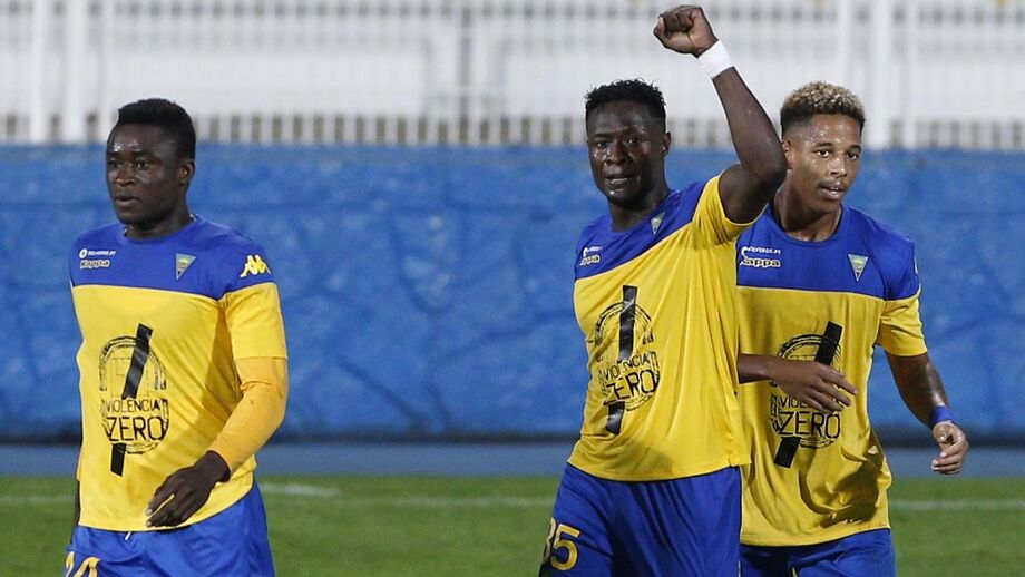 Estoril 'dá' a camisola em nome de campanha contra a violência no desporto