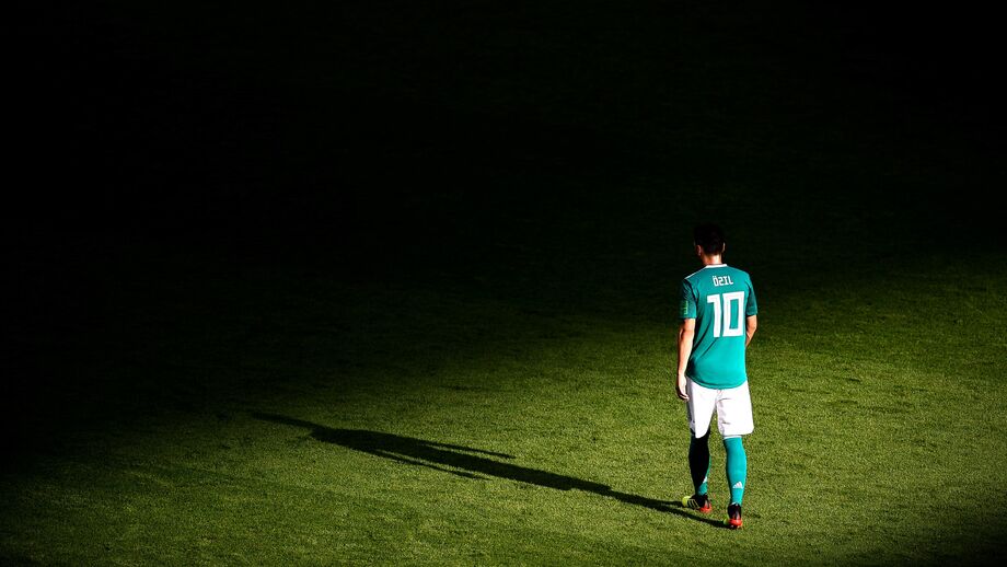 Filme de terror continua para Özil: Mal-amado no Arsenal, na Alemanha e até na China