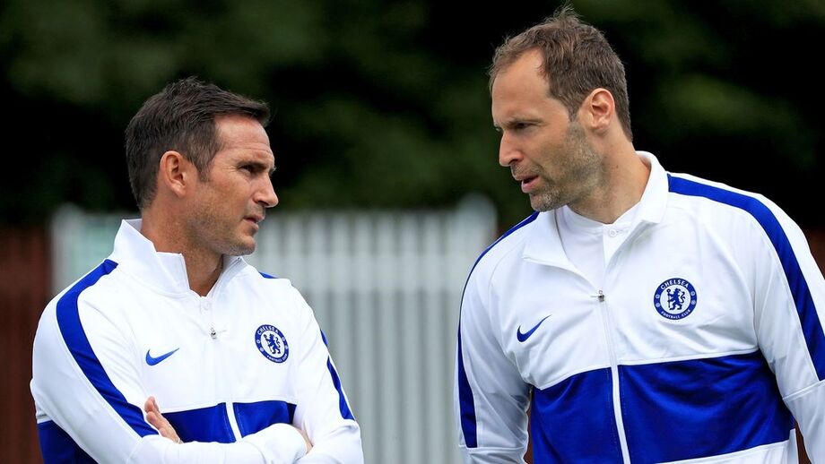 Cech no Chelsea: O onze dos 'reformados' mais famosos que regressaram aos relvados