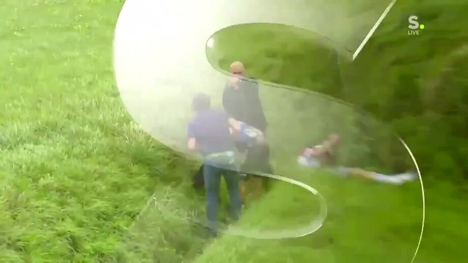A violenta queda de Van der Poel na Driedaagse Brugge-De Panne