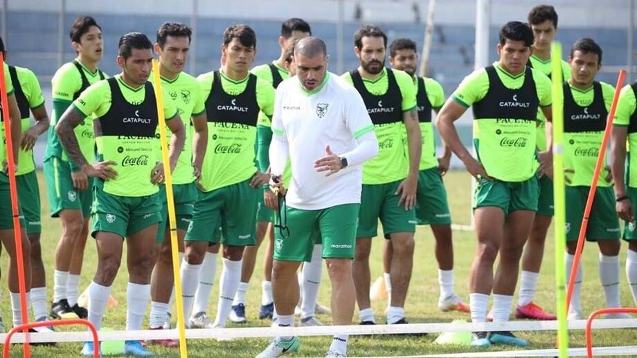 Futebolista argentino em acesa troca de palavras com preparador físico da Bolívia