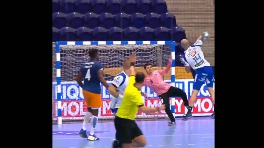 Em jogo da Liga dos Campeões de andebol
