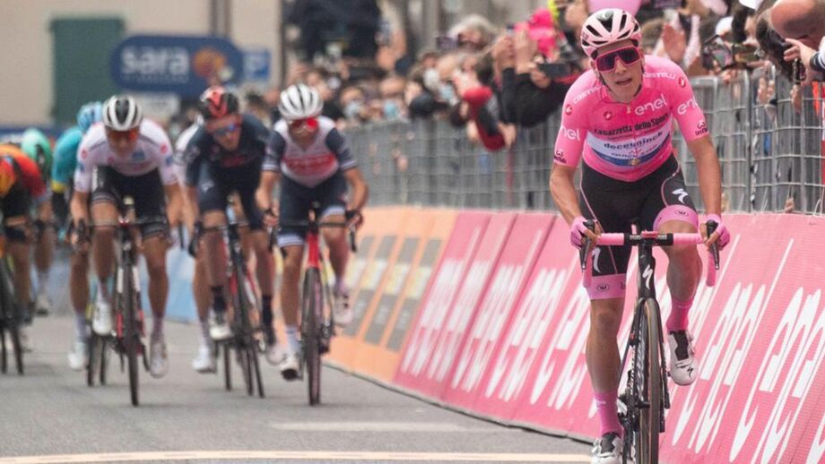 Português continua com a camisola rosa na Volta a Itália