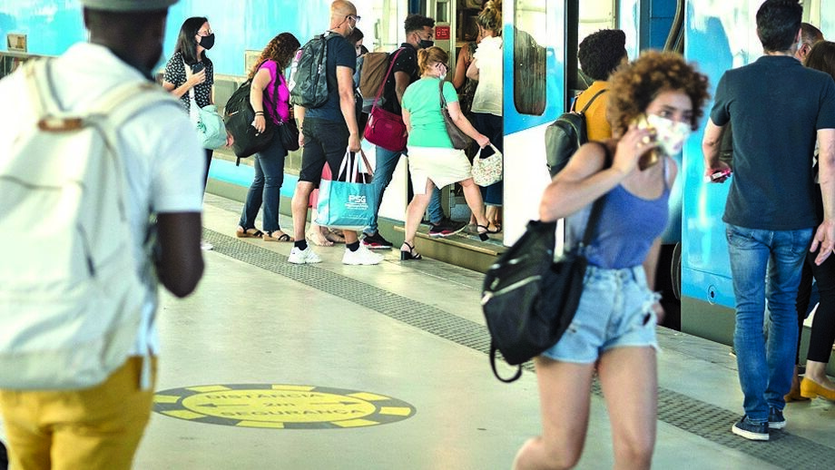 pessoas crise recessao economia covid mascaras metro transportes