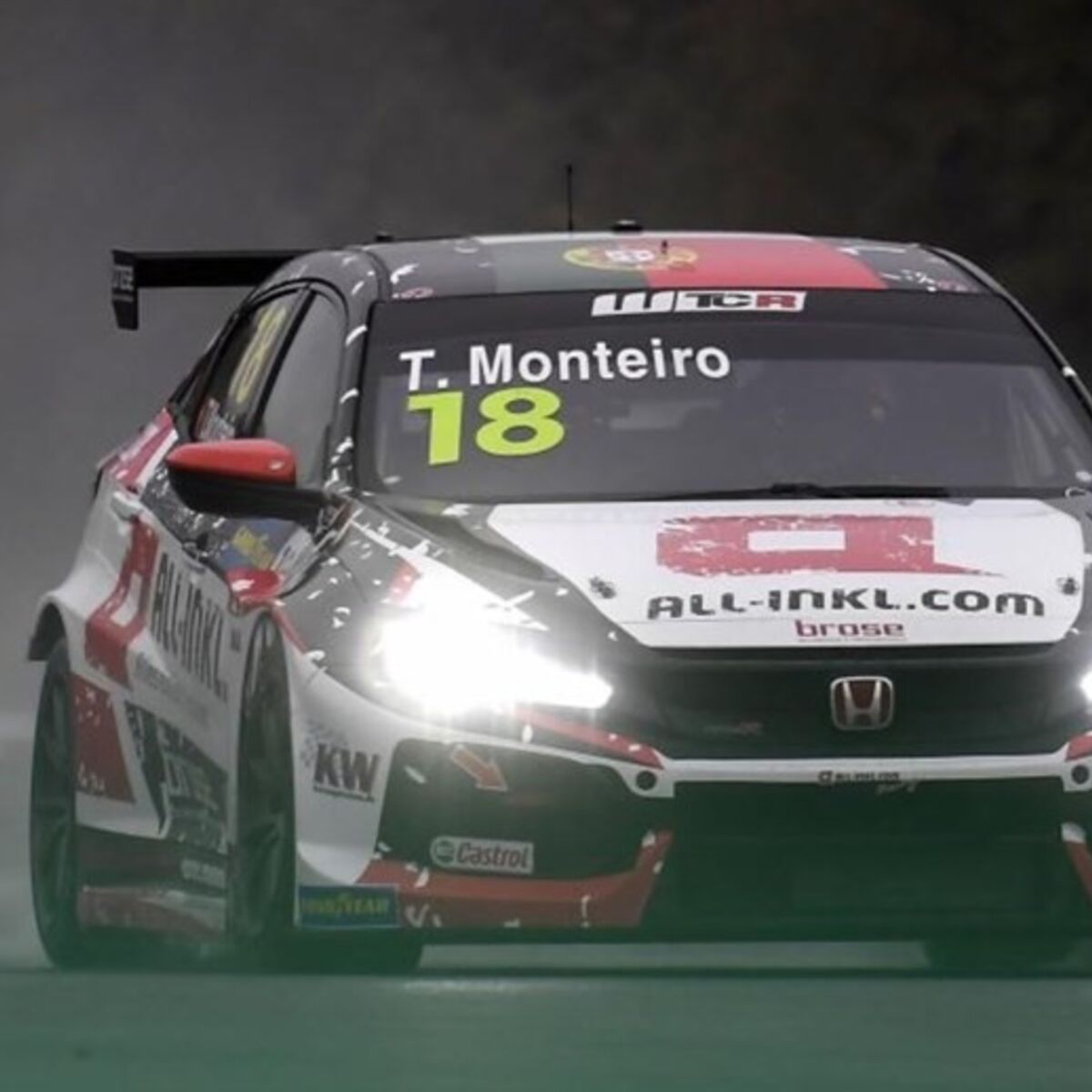 Tiago Monteiro em 14.º e 15.º antes de o WTCR chegar a Portugal