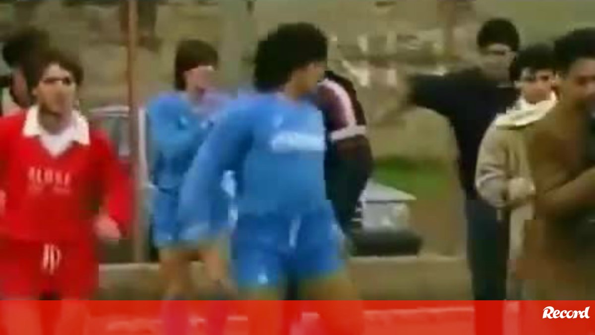 God in the grass and mud: when Maradona helped a sick child in Naples – Videos