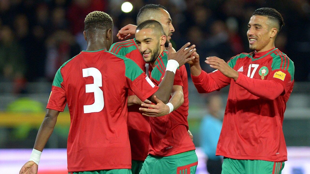 Ziyech felicitado pelos colegas