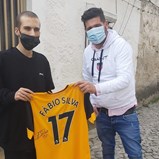 Fábio Silva doa camisola para ajudar jovem com doença oncológica