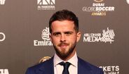 Miralem Pjanic - Companheiro de Cristiano Ronaldo na Juventus, o médio bósnio foi uma das caras da mais recente edição do Globe Soccer Awards e a mais recente adição do visto dourado fornecido pelo governo dos Emirados Árabes Unidos.