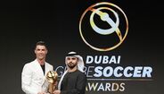 Cristiano Ronaldo - Quem faz parte dos mais de 242 milhões de seguidores do português no Instagram sabe muito bem com que regularidade Cristiano Ronaldo viaja até ao Dubai. Seja em regime de férias ou para receber prémios - como foi o caso dos Globe Soccer Awards, no início deste ano -, o português marca presença assídua nos Emirados Árabes Unidos. Em virtude disso, o capitão da Seleção Nacional foi o primeiro desportista a receber o visto dourado daquele país, um estatuto que não está ao alcance de qualquer um.