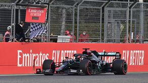 Lewis Hamilton vence em Ímola e Mercedes renova título de construtores